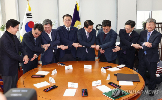 9일 서울 여의도 국회에서 열린 국정협의회 첫 실무협의에서 참석자들이 손을 잡고 있다. 왼쪽부터 더불어민주당 이해식 당대표 비서실장·진성준 정책위의장, 조오섭 국회의장 비서실장, 방기선 국무조정실장, 국민의힘 김상훈 정책위의장·강명구 비대위원장 비서실장, 김범석 기획재정부 1차관, 곽현 정무수석비서관. 연합뉴스